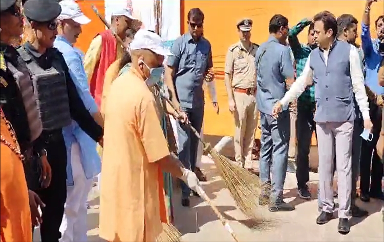 People across Uttar Pradesh participate in cleanliness drive