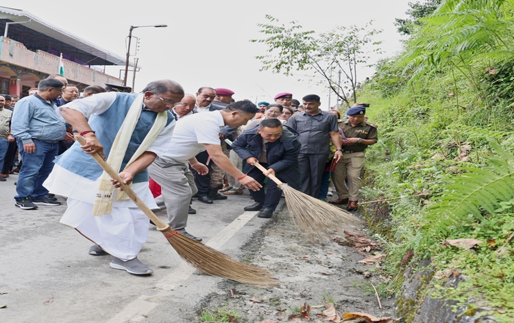 Sikkim Governor Lakshman Prasad Acharya & CM PS Tamang participate in state-level cleanliness drive as part of Swachhata Hi Seva campaign near Gangtok