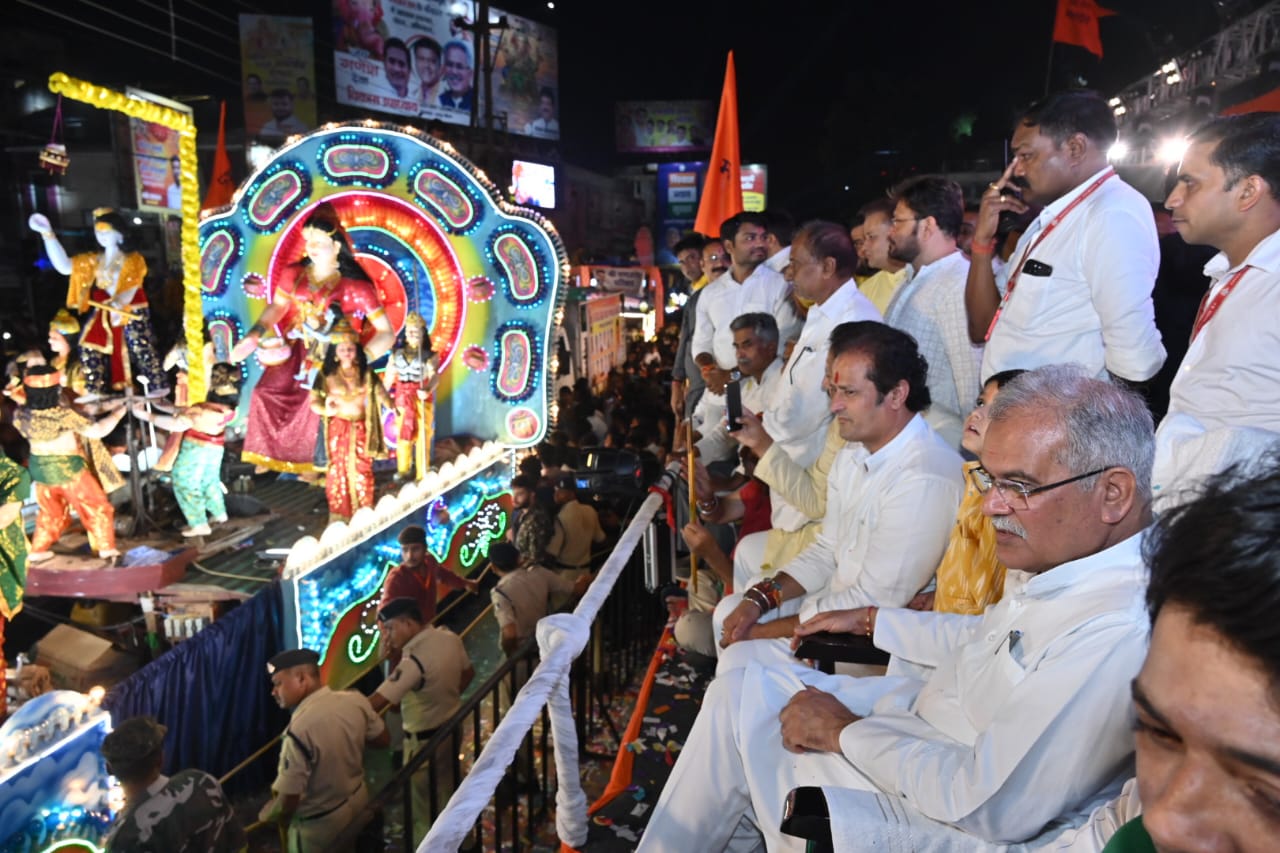 रायपुर में आकर्षक झांकियों और गाजे-बाजे के साथ भगवान गणेश की बड़ी प्रतिमाओं का विसर्जन हुआ