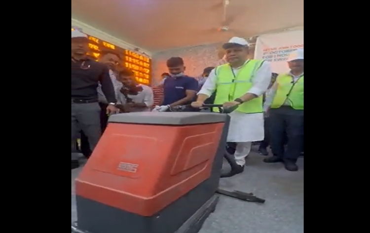 Railways Minister Ashwini Vaishnaw undertook Shramdaan for Swachhata at Gurgaon Railway Station in Haryana