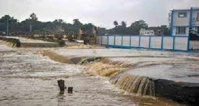 पश्चिम बंगाल में लगातार वर्षा से दामोदर घाटी निगम के विभिन्न जलाशयों से पानी छोड़े जाने के कारण बाढ़ की स्थिति