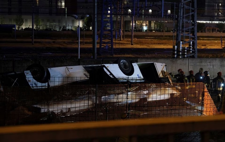 Italy: At least 21 die, 18 injured after bus falls from overpass near Venice