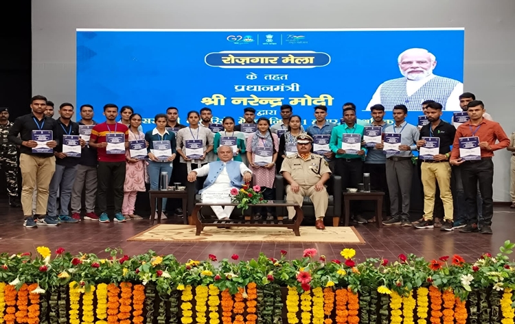 Union Minister Narendra Singh Tomar calls upon youth to go beyond govt jobs and take advantage of employment opportunities