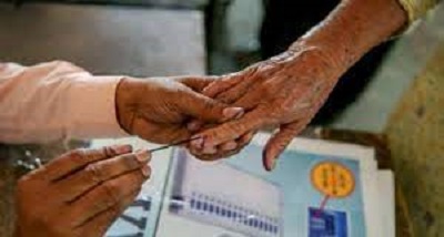 लद्दाख में चार अक्‍टूबर से लद्दाख स्वायत्त विकास परिषद चुनावों के मद्देनजर, अपर उपायुक्त ने उप जिला चुनाव अधिकारी के साथ मतदान कर्मचारी प्रशिक्षण सत्र का निरीक्षण किया