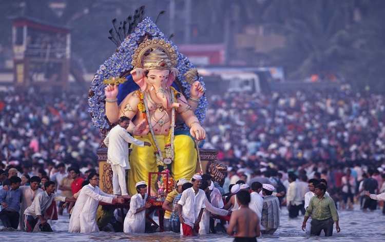 Process of immersion of the Ganesh idols from societies and different pandals starts in different parts of Maharashtra