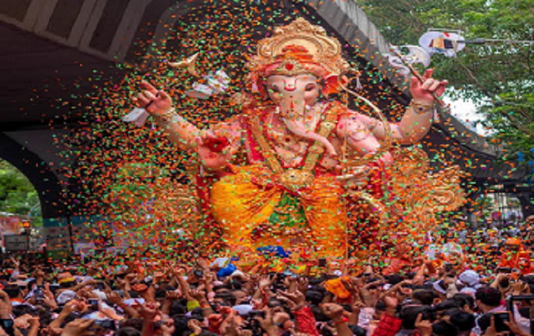 तेलंगाना में गणेश प्रतिमाओं का विसर्जन गणपति बप्पा मोरिया के जयकारों के साथ शुरू