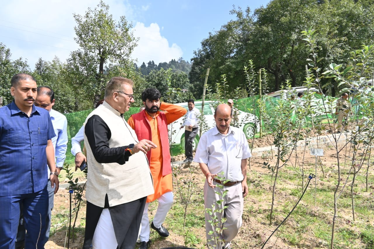 कृषि मंत्री गणेश जोशी ने अधिकारियों को राजकीय उद्यान चौबटिया को बागवानी पर्यटन के रूप में विकसित करने के दिए निर्देश