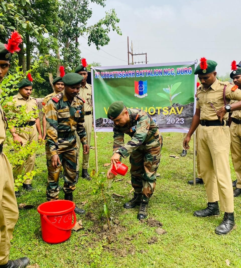 छत्तीसगढ़ के दुर्ग में एनसीसी कैडेटों ने वन महोत्सव कार्यक्रम का किया आयोजन