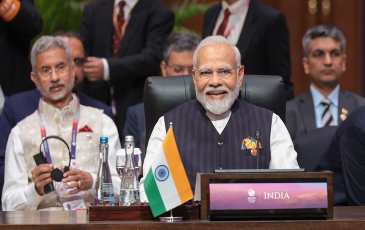 प्रधानमंत्री नरेंद्र मोदी ने इंडोनेशिया के जकार्ता में आसियान-भारत शिखर सम्मेलन और पूर्वी एशिया शिखर सम्मेलन में भाग लिया
