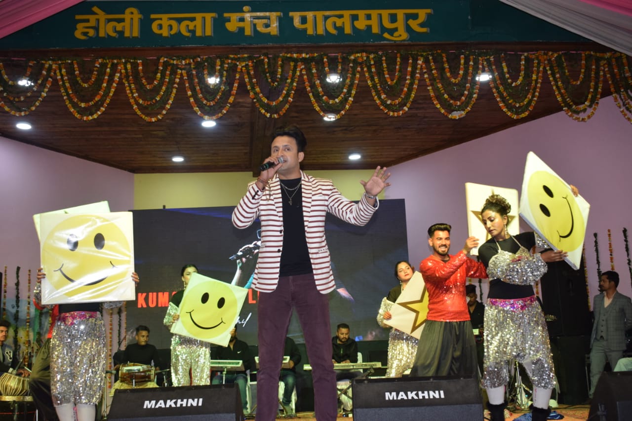 राज्य स्तरीय होली महोत्सव की पहली सांस्कृतिक संध्या का शुभारंभ उपायुक्त कांगड़ा हेमराज बैरवा ने किया