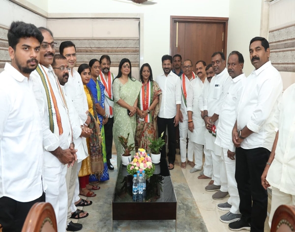 Telangana: Greater Hyderabad Municipal Corporation Mayor Vijayalakshmi joins Congress party