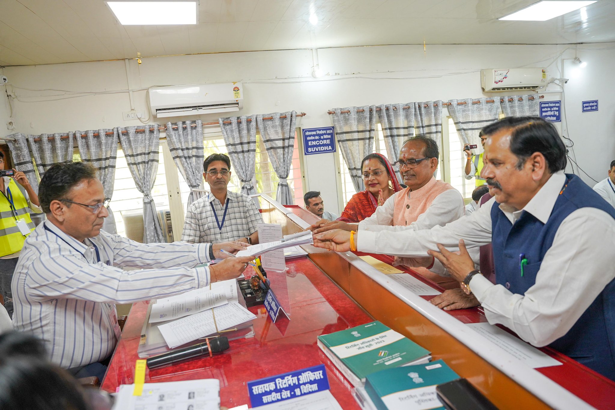 पूर्व मुख्यमंत्री शिवराज सिंह चौहान ने विदिशा संसदीय सीट पर अपना नामांकन पत्र दाखिल किया
