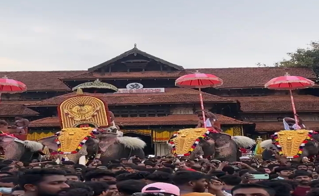 Kerala: Thousands of spectators thronged Thekkinkadu Maidan, Thrissur, to witness the famous Kudamattom