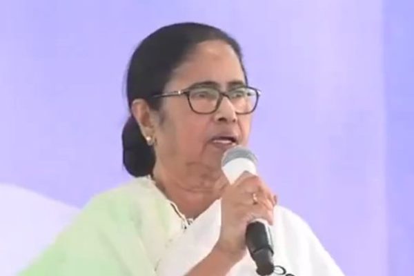 মুখ্যমন্ত্রী মমতা ব্যানার্জি রাজ্যে জলাভূমি বোজানোর প্রবণতা নিয়ে তীব্র ক্ষোভ প্রকাশ করেছেন