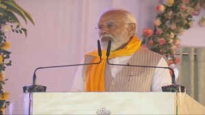जयपुर-प्रधानमंत्री रैली  प्रधानमंत्री और भाजपा के वरिष्‍ठ नेता नरेन्‍द्र मोदी ने राजस्‍थान में कोटपुतली के पास आज राज्‍य में पहली चुनावी जनसभा को संबोधित किया            प्रधानमंत्री और भाजपा के वरिष्‍ठ नेता नरेन्‍द्र मोदी ने राजस्‍थान में कोटपुतली के पास आज राज्‍य में पहली चुनावी जनसभा को संबोधित किया। उन्‍होंने कहा कि भाजपा ने राज्‍य में 2014 और 2019 के लोकसभा चुनाव में सभी 25 सीटें जीती थीं और इस बार भी ऐसा ही होगा। श्री मोदी ने कहा कि यह आम चुनाव नहीं है बल्कि विकसित भारत और विकसित राजस्‍थान का चुनाव है। उन्‍होंने कहा कि यह चुनाव भारत को विश्‍व में तीसरी सबसे बडी अर्थव्‍यवस्‍था बनाने का चुनाव है। उन्‍होंने यह भी कहा कि यह चुनाव भ्रष्‍टाचार को जड से खत्‍म करने, आत्‍मनिर्भर भारत बनाने और किसानों की समृद्धि का संकल्‍प लेने का चुनाव है।      किसानों, गरीबों और पिछडे वर्गों के लिए केन्‍द्र सरकार की कल्‍याणकारी योजनाओं का उल्‍लेख करते हुए श्री मोदी ने कहा कि जिन लोगों को पिछली सरकारें पूछती नहीं थीं, उनकी सरकार उन लोगों की पूजा करती है।      पूर्वी राजस्‍थान नहर परियेाजनाओं का उल्‍लेख करते हुए श्री मोदी ने कहा कि कांग्रेस ने इस परियोजना को वर्षों तक लम्बित रखा, लेकिन भाजपा ने इसे प्राथमिकता के आधार पर शुरू किया और स्‍वीकृति दी। उन्‍होंने कहा कि इससे पूर्वी राजस्‍थान के विकास को नया बल मिलेगा। श्री मोदी ने कहा कि जो काम स्‍वाधीनता के बाद पांच-छह दशकों तक नहीं हो सका, वह उनकी सरकार ने किया।      उधर, कांग्रेस और अन्‍य दलों के नेता भी जोर शोर से चुनाव प्रचार में जुट गए हैं। कांग्रेस प्रदेश अध्‍यक्ष गोविन्‍द सिंह डोटासारा, राज्‍य के पूर्व मुख्‍यमंत्री अशोक गहलोत और पार्टी के वरिष्‍ठ नेताओं ने पाली और जोधपुर में पार्टी के उम्‍मीदवारों के समर्थन में रैलियां कीं। पाली में जनसभा में श्री डोटासारा ने कहा कि लोगों को केंद्र की भाजपा सरकार के पिछले दस साल और पूर्व प्रधानमंत्री मनमोहन सिंह सरकार के दस साल के काम की तुलना करनी चाहिए