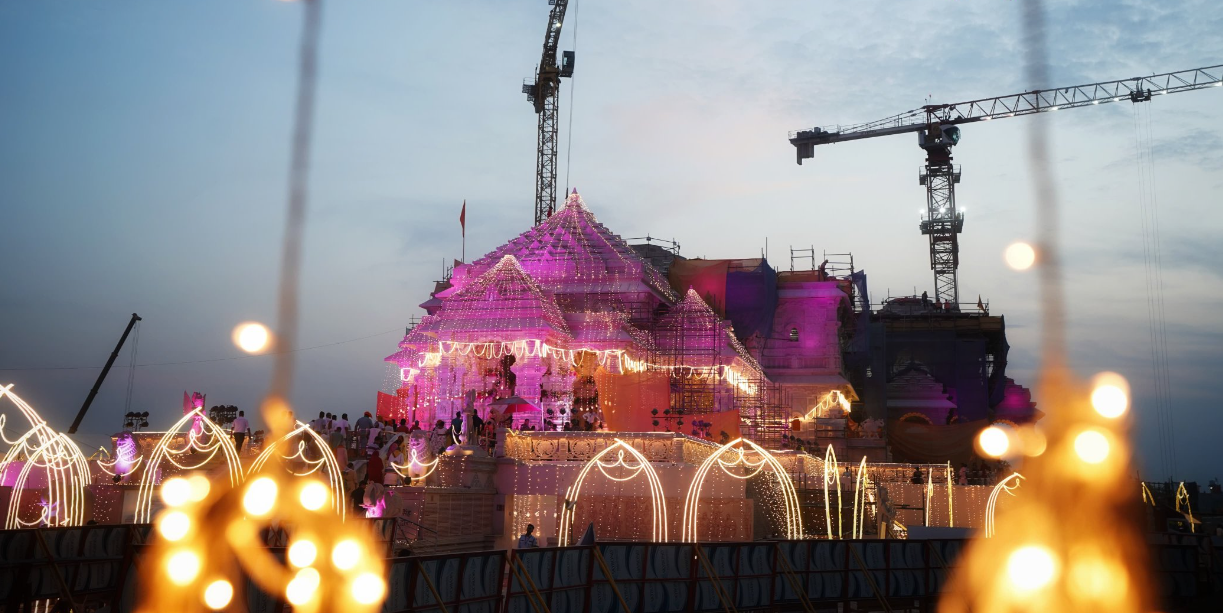 Ram Navami celebrated in different parts of country with enthusiasm; Large number of devotees pay obeisance to Lord Ram at Ayodhya in Uttar Pradesh