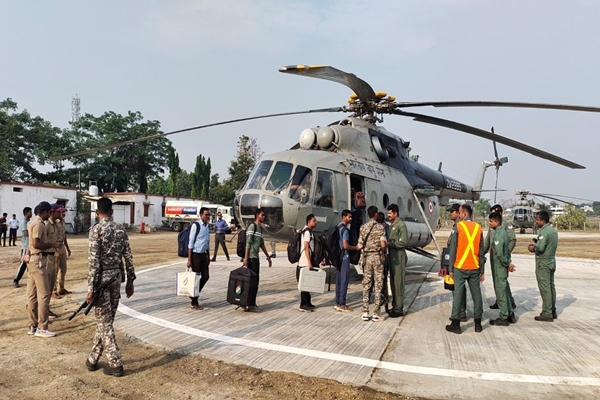 Polling teams airlifted for deployment to sensitive polling stations in Gadchiroli-Chimur Lok Sabha Constituency