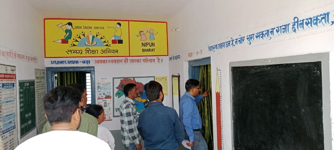 चम्पावत के जिला निर्वाचन अधिकारी नेपाल सीमा से लगे मतदान केंद्रों का निरीक्षण किया