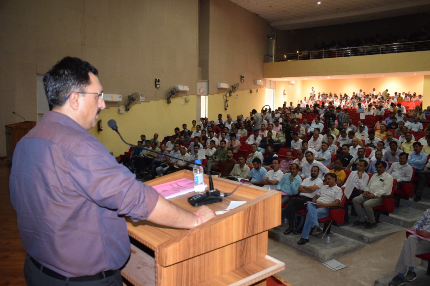 चुनावी प्रक्रिया को निष्पक्ष व पारदर्शी तरीके से सम्पन्न करने के लिए सभी मतदान कर्मियों का सहयोग महत्वपूर्ण है: ज़िला निर्वाचन अधिकारी मनमोहन शर्मा