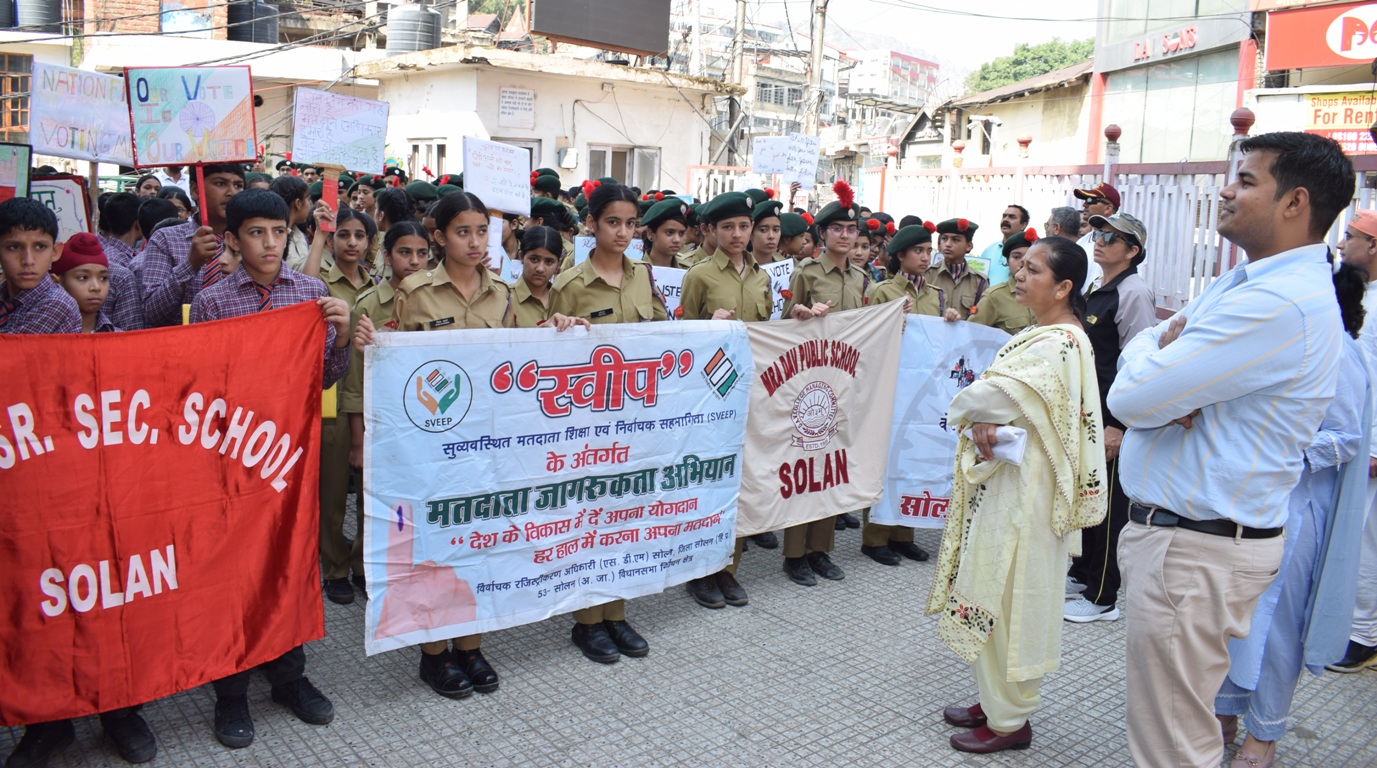 जय कुमार यादव ने पुराना उपायुक्त कार्यालय सोलन से हरी झंडी दिखाकर जागरूकता रैली को रवाना किया