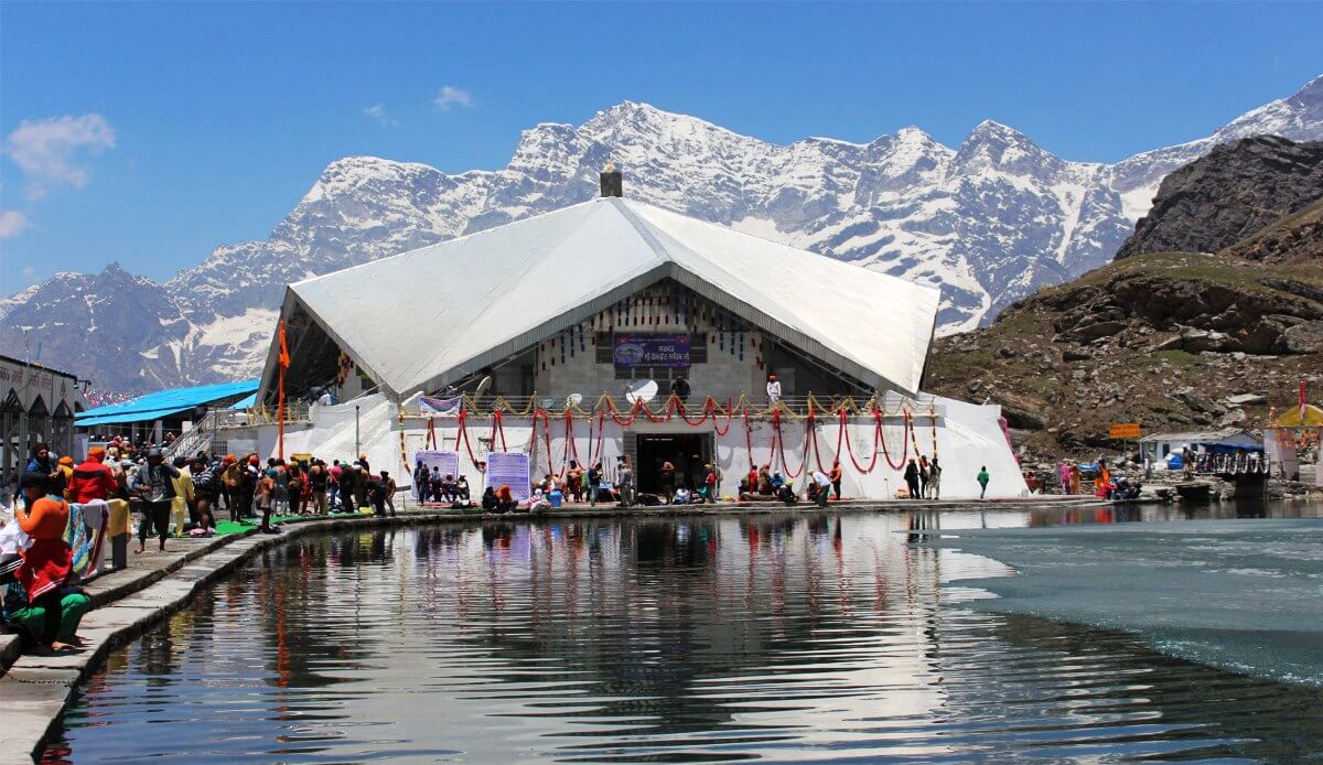 चमोली के जिलाधिकारी हिमांशु खुराना ने गोविंद घाट से हेमकुंड साहिब तक यात्रा मार्ग पर व्यवस्थाओं का निरीक्षण किया