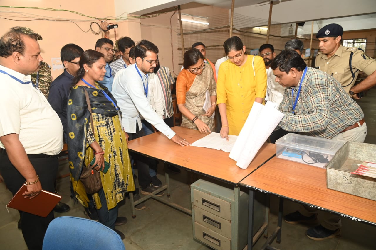 छत्तीसगढ़ की मुख्य निर्वाचन पदाधिकारी रीना बाबासाहेब कंगाले ने स्ट्रांग रूम और मतगणना कक्ष का निरीक्षण किया