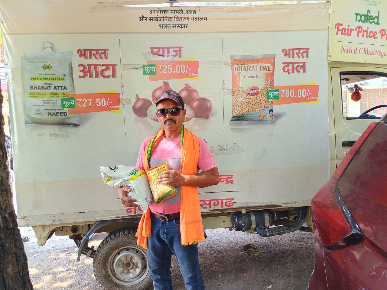 रायपुर रेलमंडल के कई स्टेशन परिसरों में सस्ती दरों पर भारत आटा और भारत चावल की बिक्री शुरू