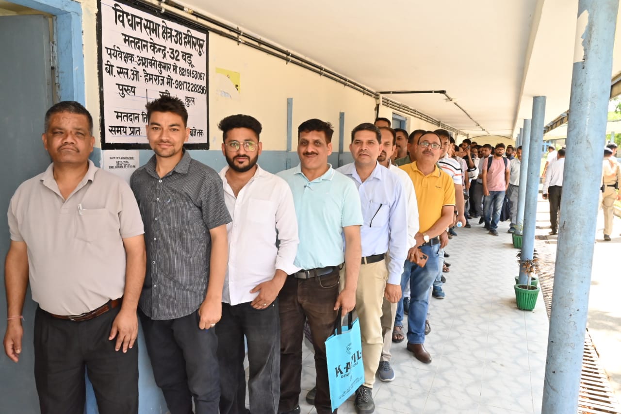 श्याम लाल पूनिया ने विधानसभा क्षेत्र 38-हमीरपुर की मतदान टीमों के दूसरे दौर के पूर्वाभ्यास का जायजा लिया।