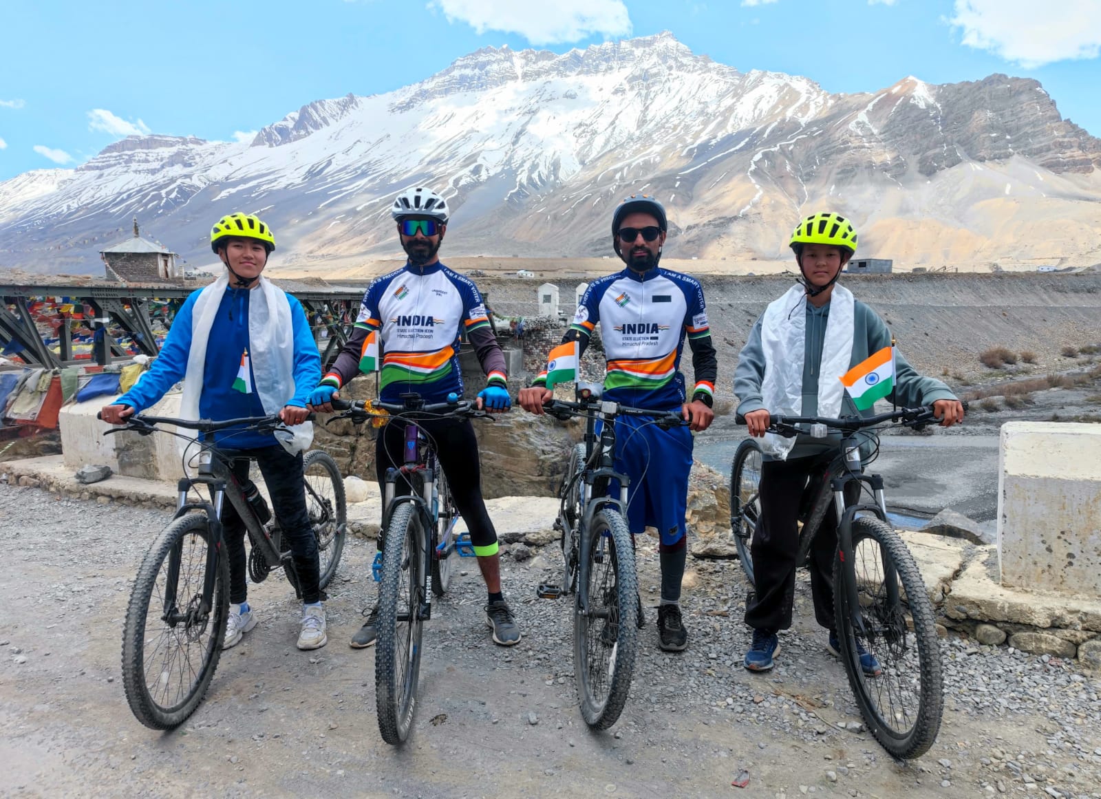 स्टेट इलेक्शन ऑइकन जसप्रीत पॉल और उनके साथियों की विश्व के सबसे ऊंचे मतदान केंद्र टाशीगंग तक साइक्लिंग एक्सपीडेशन समाप्त