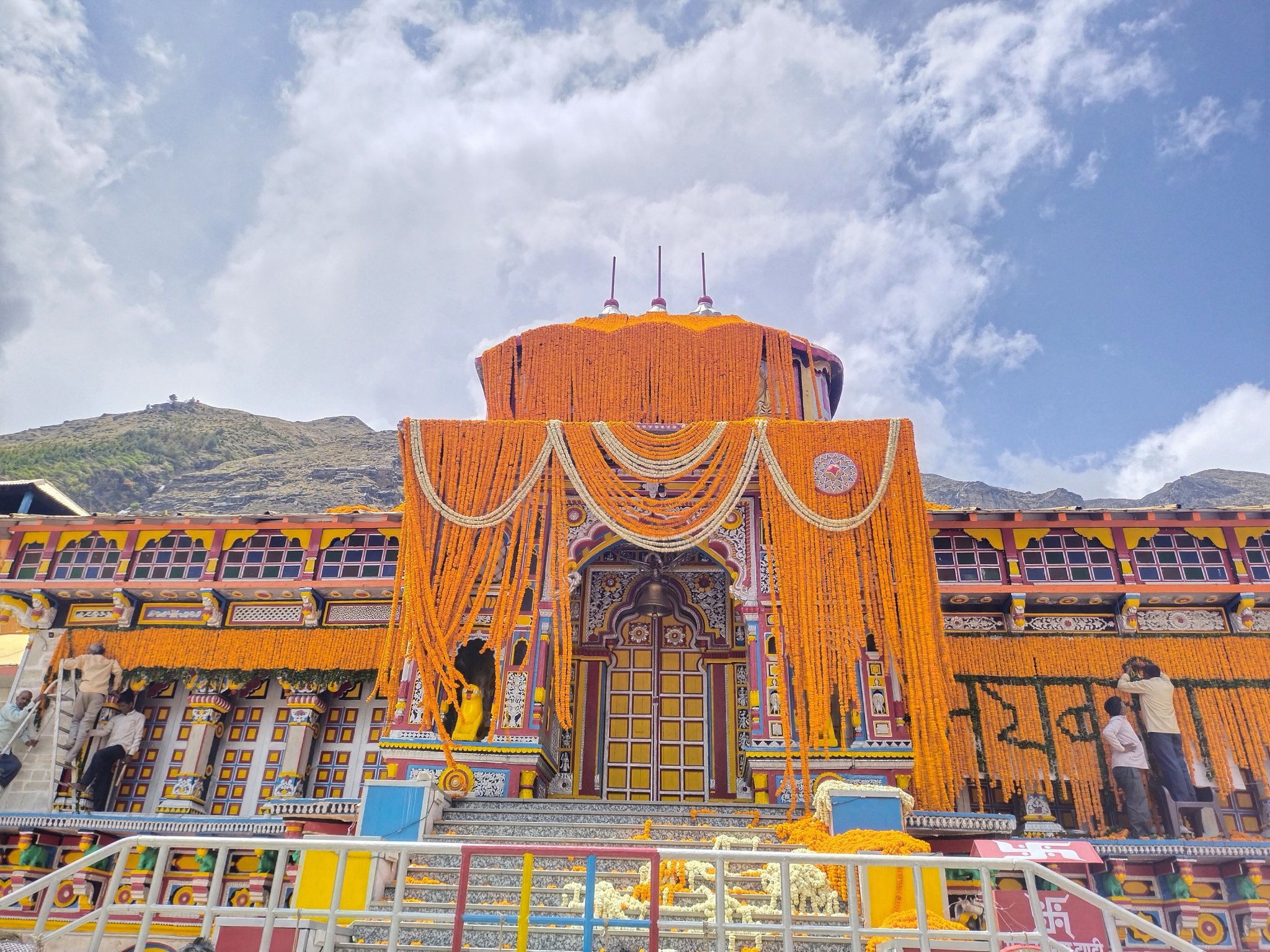वैदिक मंत्रोच्चार के साथ खुल गये बद्रीनाथ धाम के कपाट, श्रद्धालुओं के सुलभ दर्शन के लिए प्रशासनिक स्तर पर किये गये हैं विशेष इंतजाम 