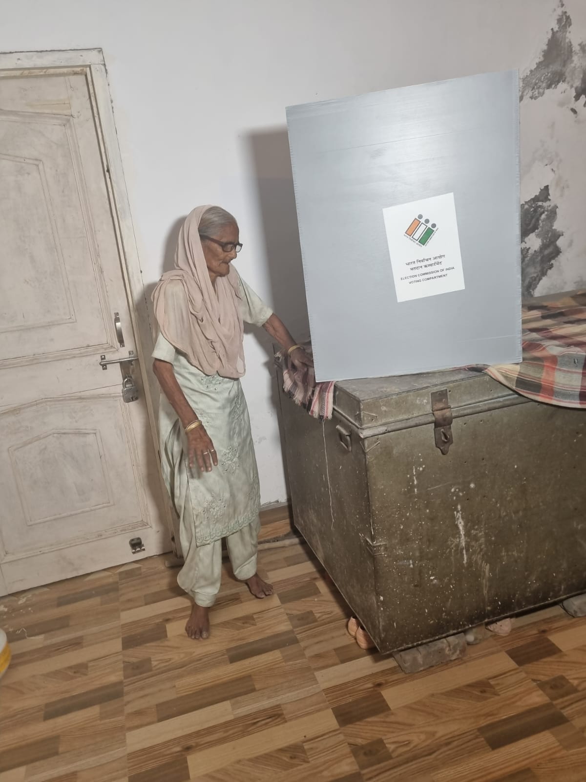 ऊनाः होम वोटिंग का विकल्प चुनने वाले  85 वर्ष से अधिक आयु के बुजुर्ग मतदाताओं और 40 फीसदी से अधिक दिव्यांगता वाले मतदाताओं की मतदान प्रक्रिया जारी