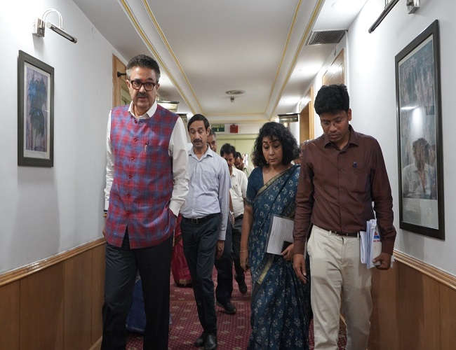 प्रसार भारती के अध्यक्ष नवनीत सहगल ने आज नई दिल्ली में आकाशवाणी मुख्यालय का दौरा किया  