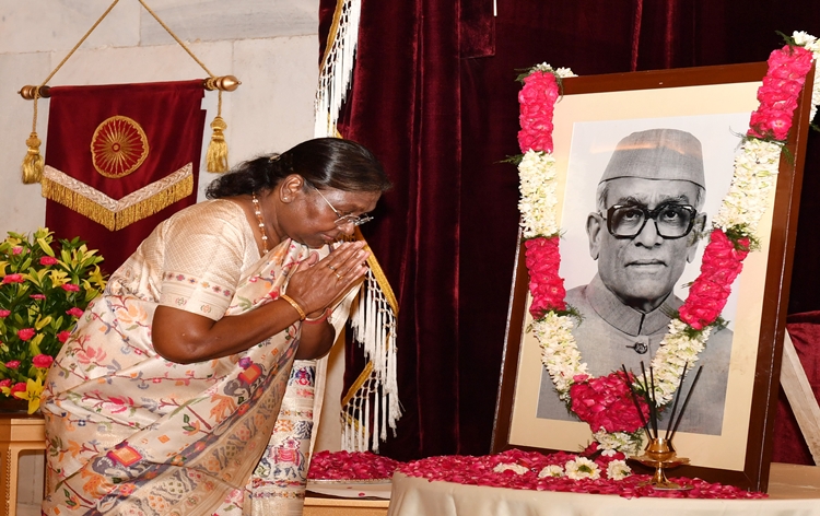 Prez Droupadi Murmu pays floral tributes to former President Neelam Sanjiva Reddy on his birth anniversary