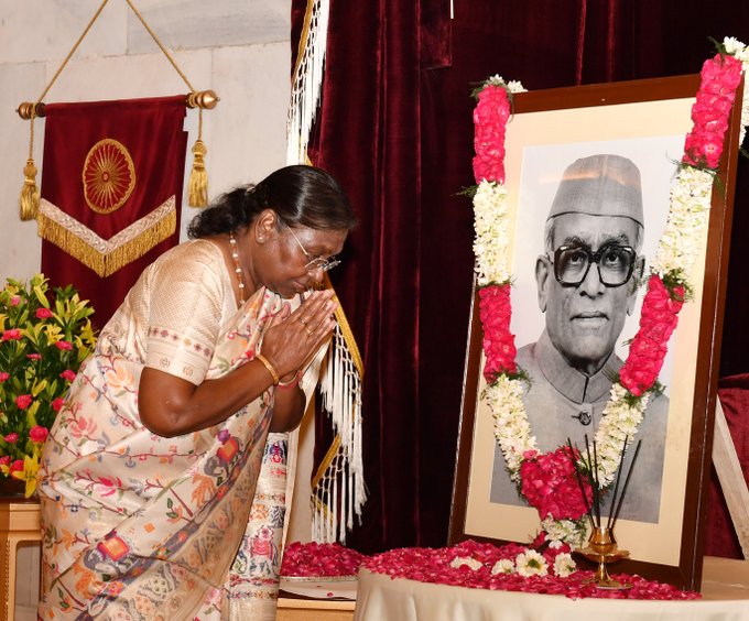 राष्‍ट्रपति द्रौपदी मुर्मु ने पूर्व राष्‍ट्रपति नीलम संजीवा रेड्डी की जयंती पर आज राष्‍ट्रपति भवन में उन्‍हें पुष्‍पांजलि अर्पित की