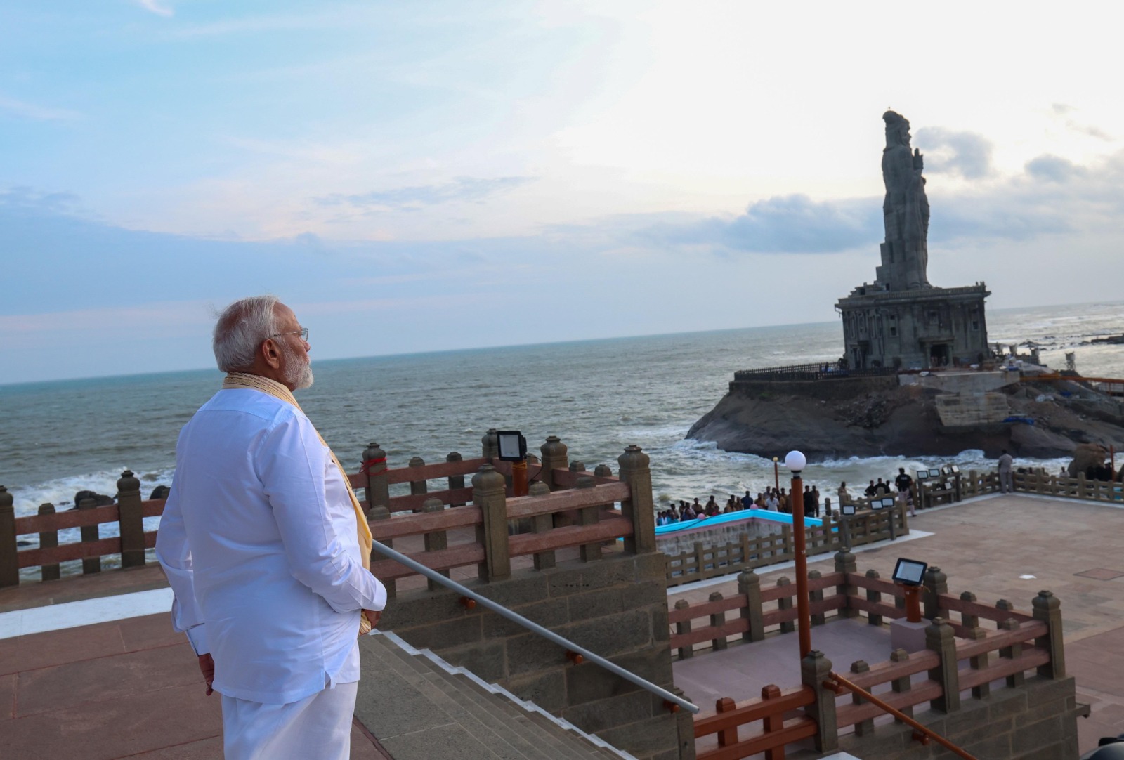 কন্যাকুমাৰীস্থিত বিবেকানন্দ স্মৃতিসৌধত প্রধানমন্ত্ৰী নৰেন্দ্ৰ মোদীৰ ধ্যান আৰম্ভ