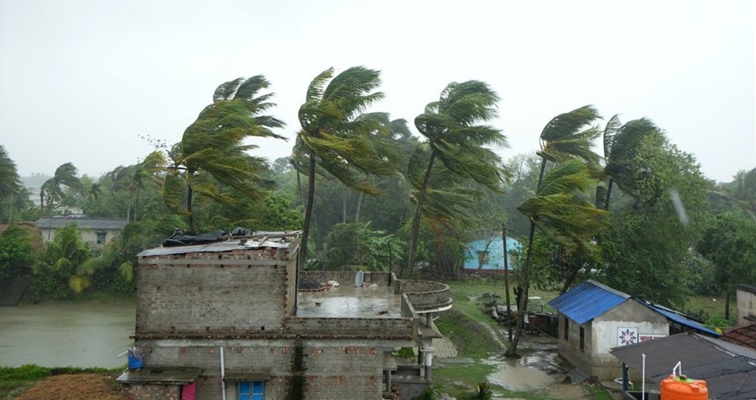 ৰেমল ঘূৰ্ণীবতাহৰ ফলত কলকাতাকে ধৰি দক্ষিণ বংগৰ সকলো জিলাতে ধুমুহা আৰু প্ৰবল বৃষ্টিপাত