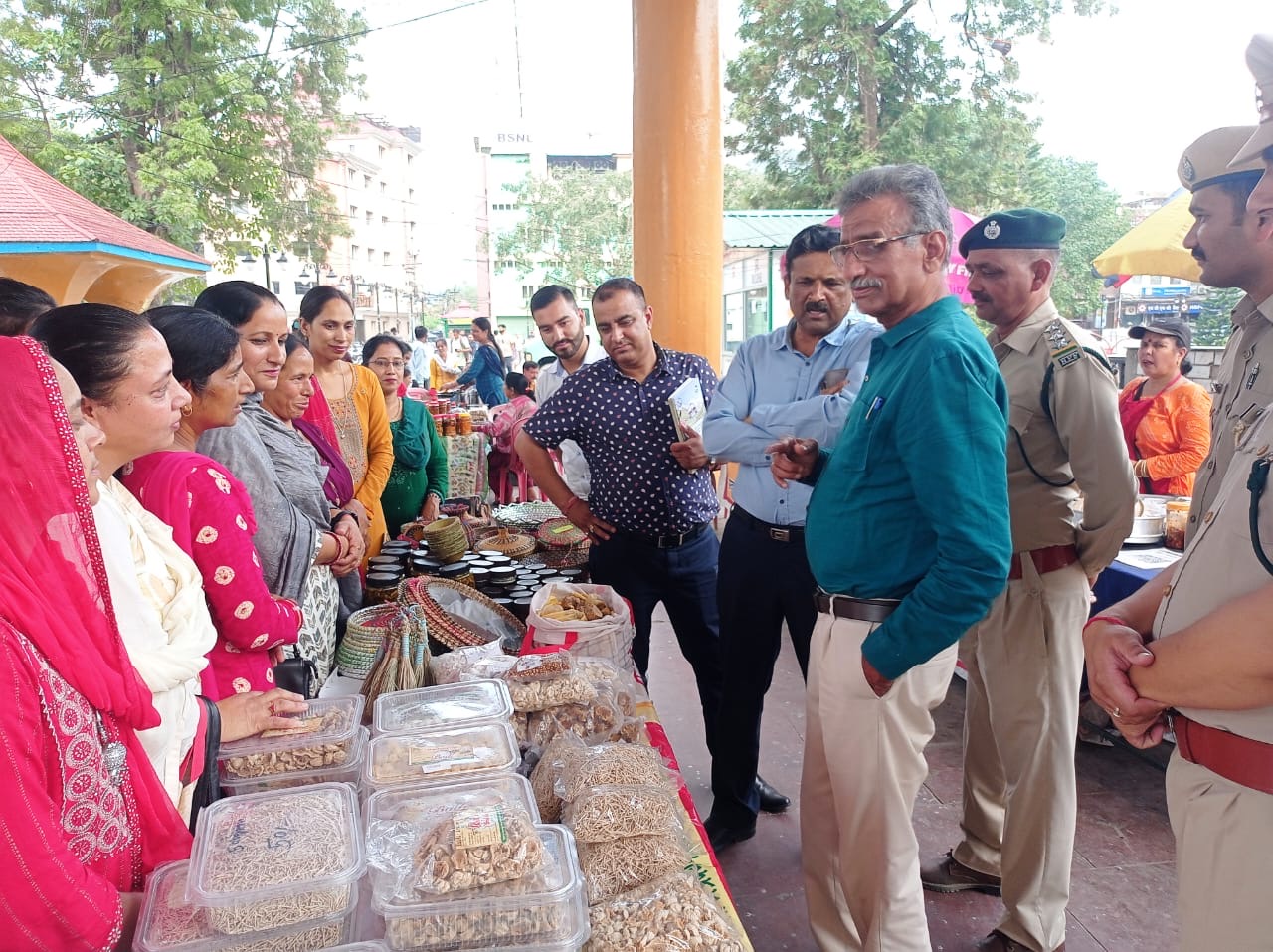जाइका वानिकी परियोजना से जुड़े विभिन्न स्वयं सहायता समूहों द्वारा तैयार उत्पाद बिक्री के लिए मंडी के सेरी मंच पर सजने लगी