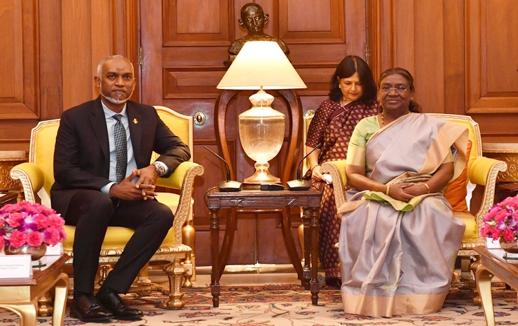 Maldives President Dr. Muizzu meets President Murmu in Delhi