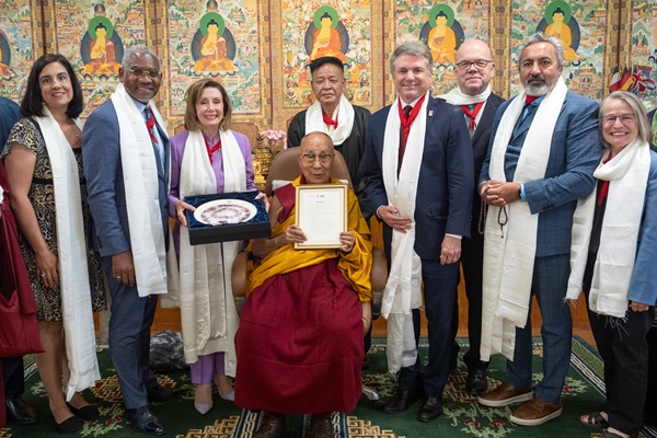 US delegation meets Dalai Lama, advocates Tibet resolution