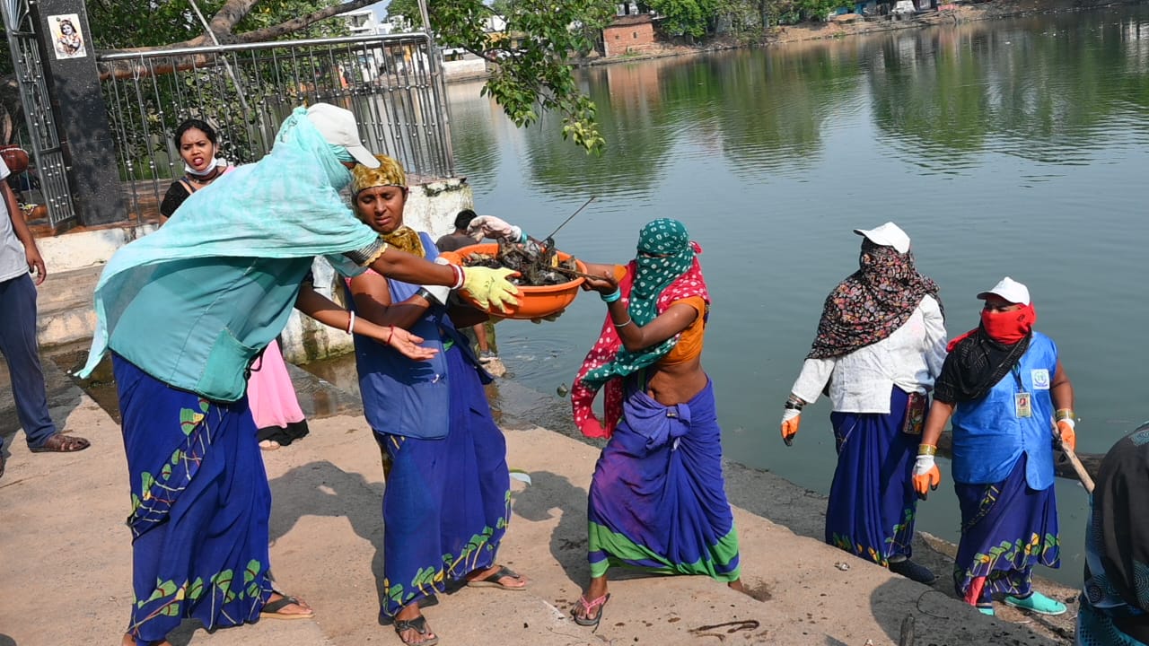 धमतरी जिले के ग्राम कन्हारपुरी में तालाब गहरीकरण और  सौंदर्यीकरण कार्य का स्थानीय जनप्रतिनिधियों और ग्रामीणों ने शुभारंभ किया