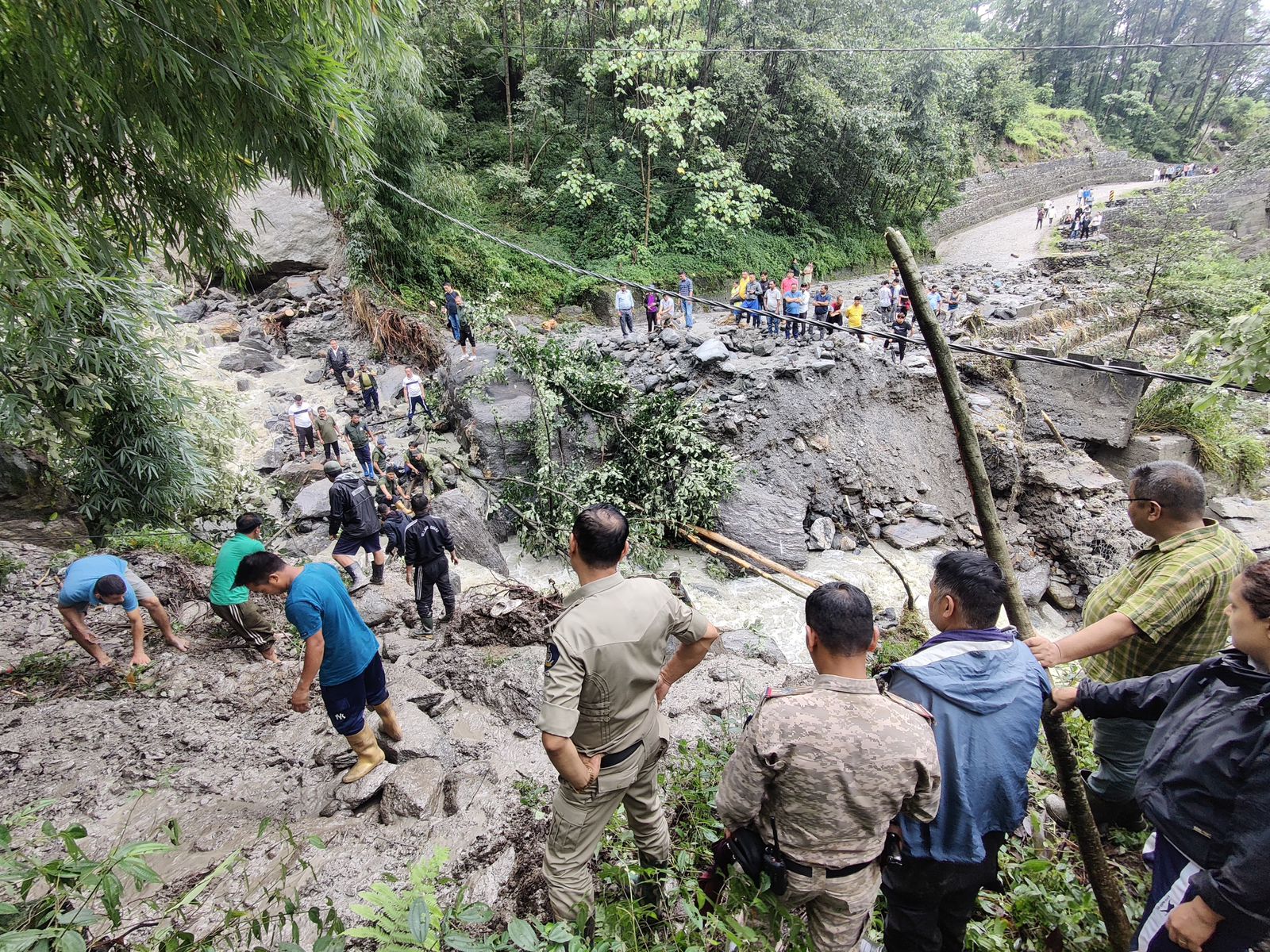 सिक्किममध्ये मुसळधार पावसामुळे अडकलेल्या बाराशे पर्यटकांना बाहेर काढण्याचे प्रयत्न सुरु