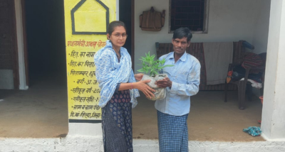 विश्व पर्यावरण दिवस के अवसर पर रायपुर में प्रधानमंत्री आवास योजना-ग्रामीण के हितग्राहियों को फलदार और छायादार पौधों का वितरण किया गया