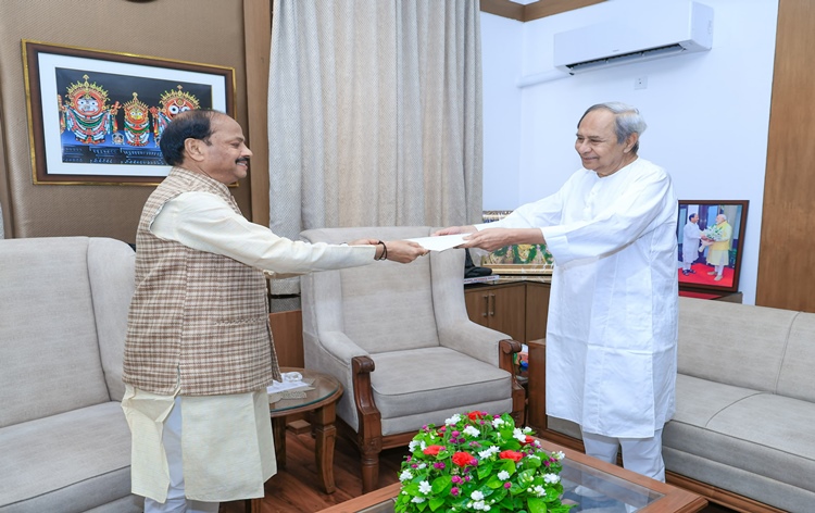 Odisha CM Naveen Patnaik tenders his resignation to Governor Raghubar Das