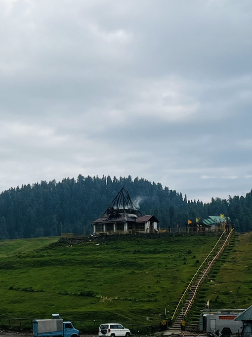 जम्मू-कश्मीर के गुलमर्ग में स्थित प्रतिष्ठित महारानी मंदिर में लगी आग, पूरी तरह से जला मंदिर 