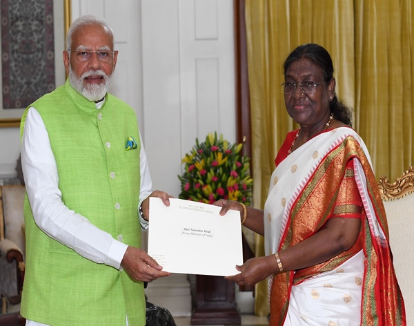 PM Modi meets President Droupadi Murmu; tenders resignation