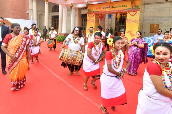 राष्ट्रपति द्रौपदी मुर्मू ने राष्ट्रपति भवन में आयोजित रज पर्व समारोह में की भागीदारी 