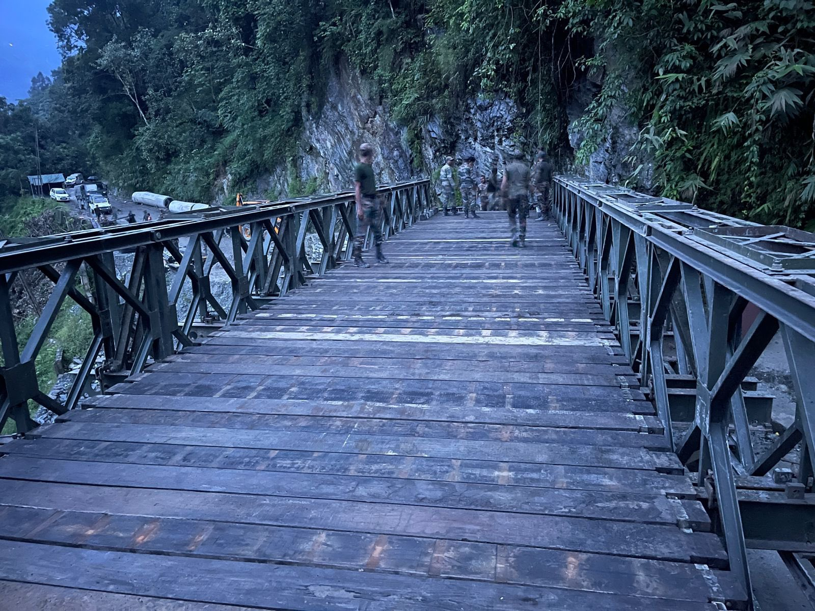 सिक्किम में त्रिशक्ति कोर के सैन्‍य इंजीनियरों डिक्‍चू-सांकलांग मार्ग पर बैले ब्रिज का निर्माण किया