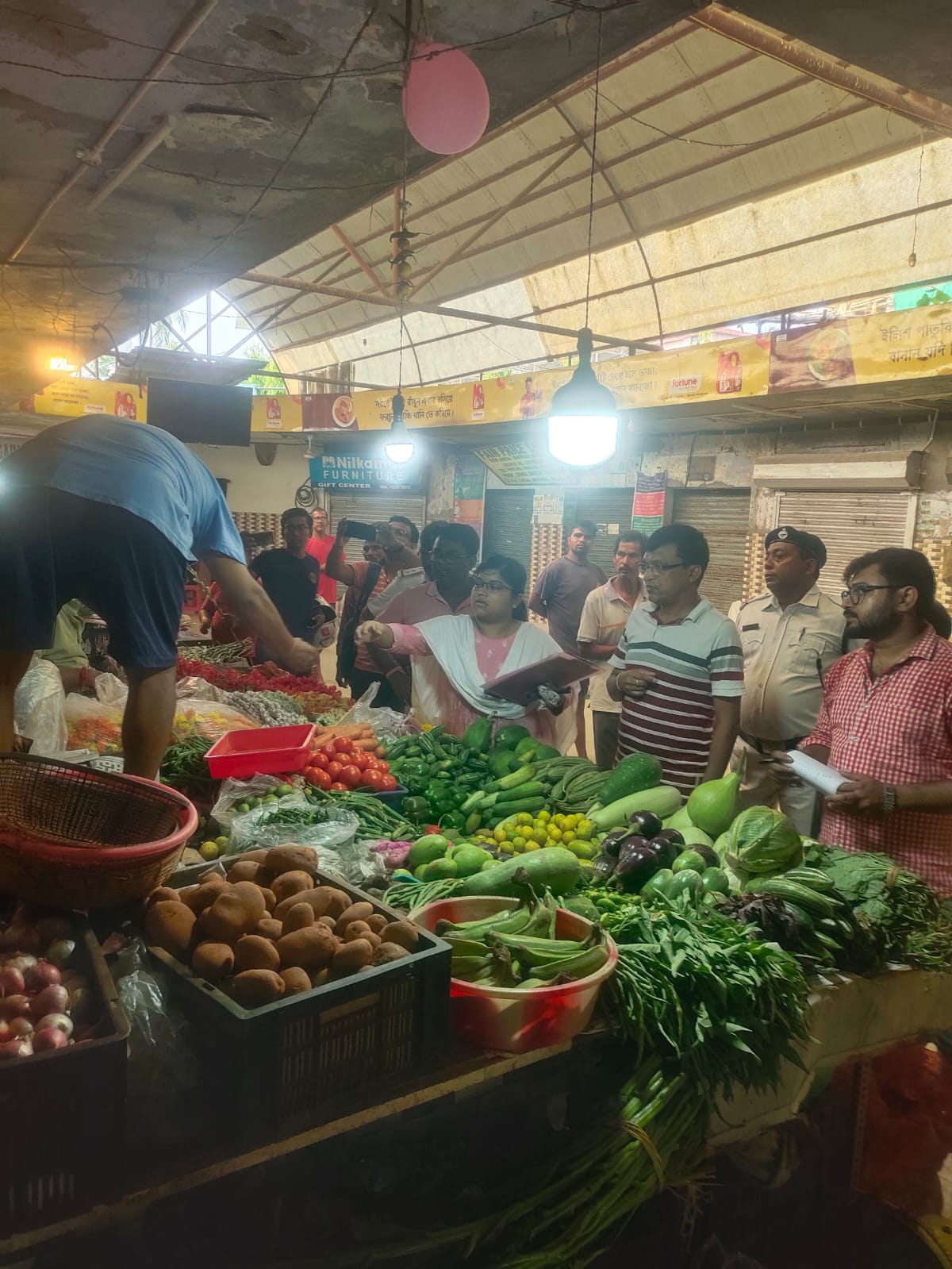 মুখ্যমন্ত্রীর নির্দেশে উত্তর২৪পরগনা জেলা প্রশাসনের আধিকারিকরা বিভিন্ন সবজি বাজার পরিদর্শন করেন।