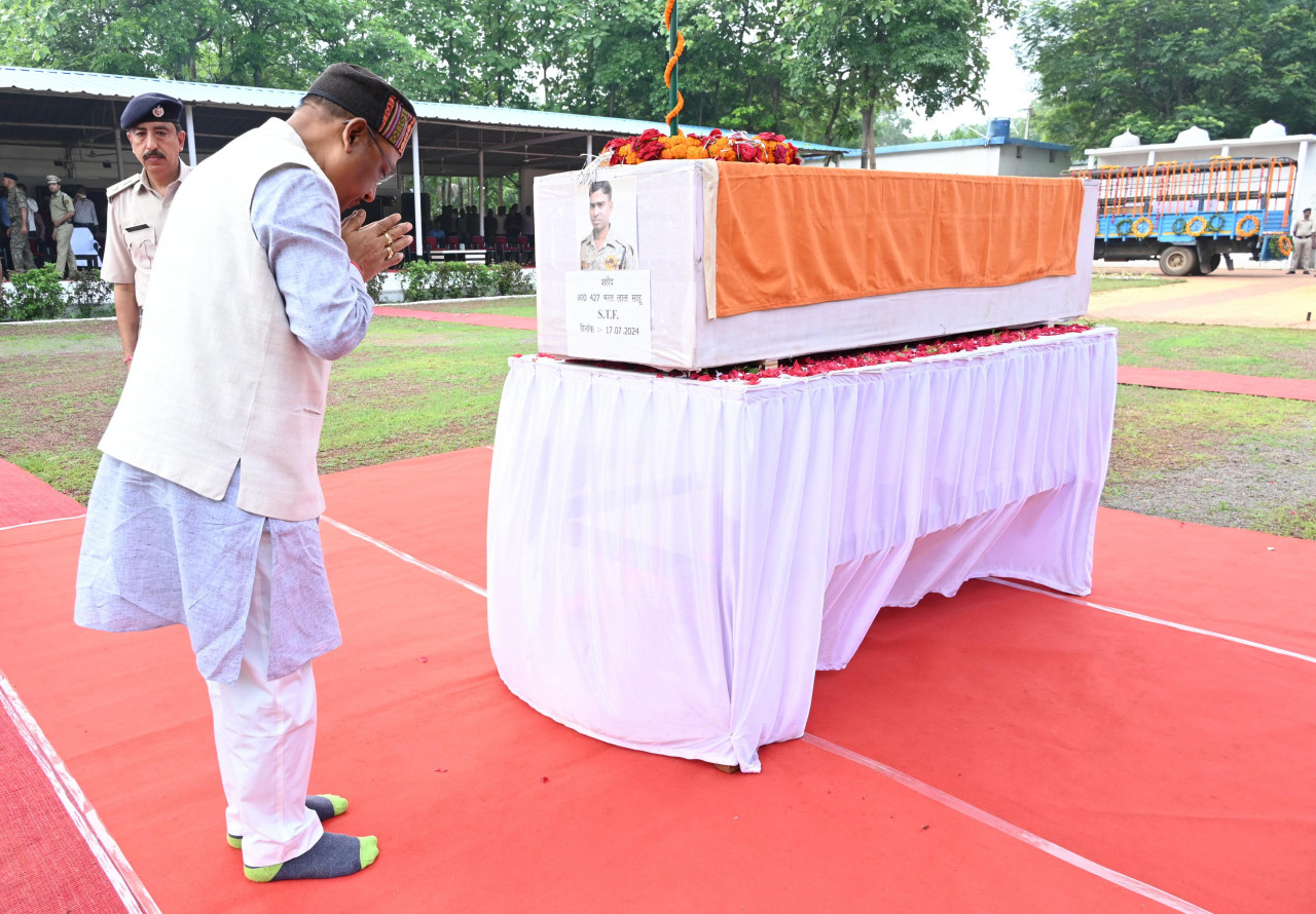 मुख्यमंत्री विष्णु देव साय और उपमुख्यमंत्री विजय शर्मा ने आज रायपुर के माना स्थित चौथी बटालियन में बीजापुर जिले में माओवादी हमले में मारे गए जवान भरत लाल साहू के पार्थिव शरीर पर पुष्पचक्र अर्पित कर श्रद्धांजलि दी