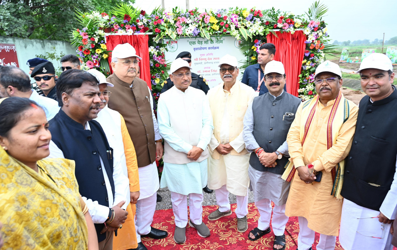 ‘एक पेड़ मां के नाम’ अभियान के तहत मुख्यमंत्री विष्णुदेव साय ने अपनी मां के सम्मान में बेल का पौधा लगाया